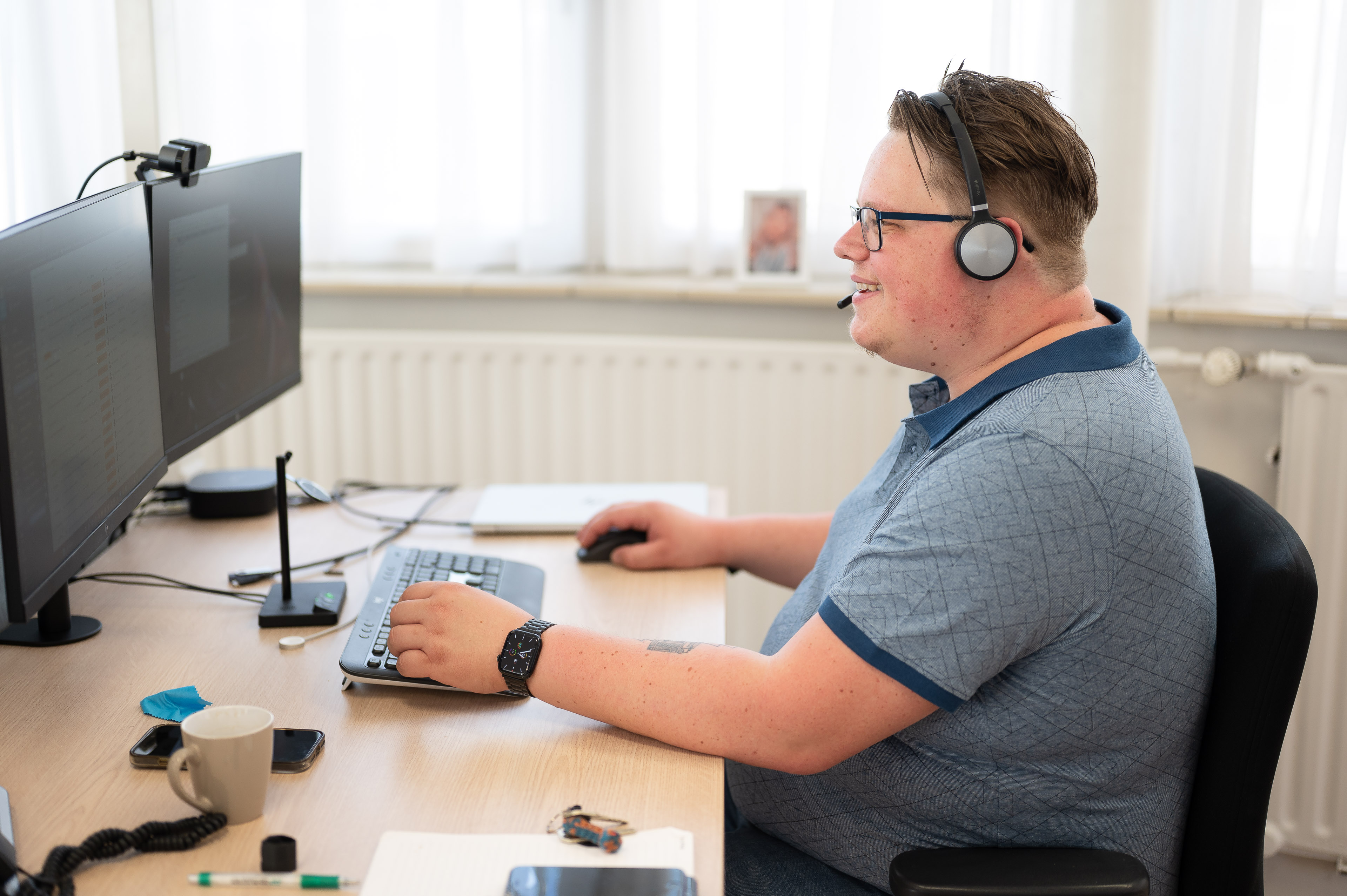 Medewerker van Ghost Central helpt aan een werkplek